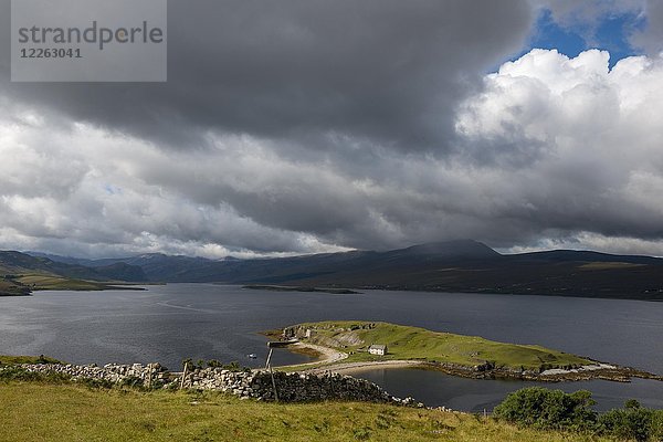 Halbinsel Ard Neakie mit dunklen Wolken  Loch Eriboll  bei Polla  Sutherland  Highlandss  Schottland  Großbritannien