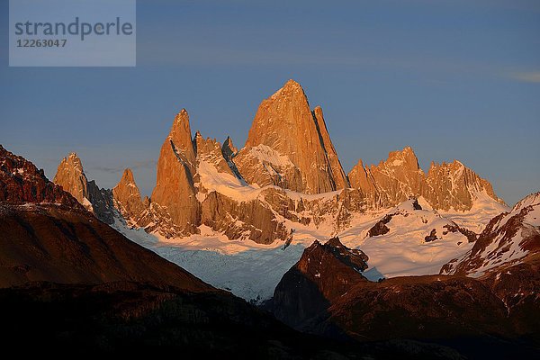 Cerro Fitz Roy bei Sonnenaufgang  Los Glaciares National Park  El Chaltén  Provinz Santa Cruz  Patagonien  Argentinien  Südamerika