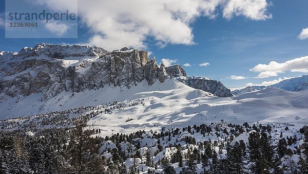 Sellajoch im Winter  Sellamassiv mit Sellatürmen  Dolomiten  Wolkenstein in Gröden  Dolomiten  Südtirol  Südtirol  Italien  Europa