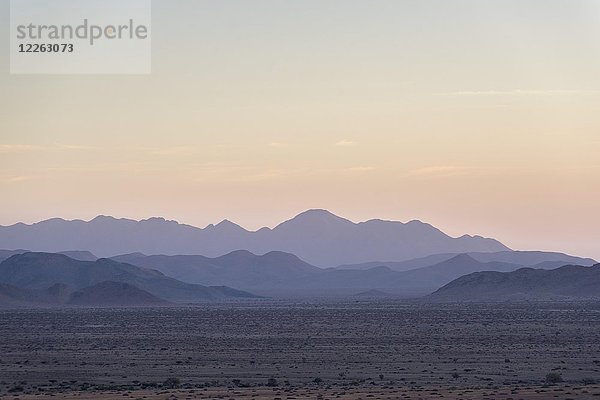 Trockene Landschaft der Naukluftberge  Abendstimmung  Namib-Naukluft-Park  Hardap-Distrikt  Namibia  Afrika