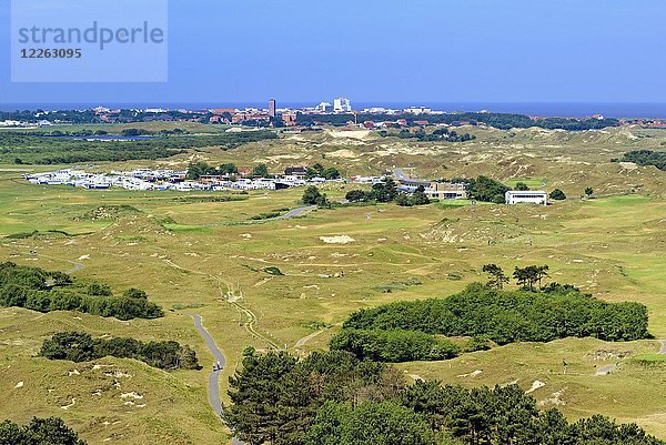 Blick vom Leuchtturm Norderney über die Insellandschaft mit dem Dorf Norderney  Norderney  Ostfriesische Inseln  Nordsee  Niedersachsen  Deutschland  Europa