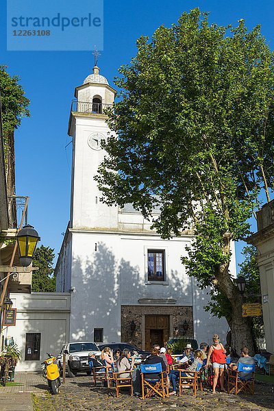 Straßencafé vor der Kirche Matriz  Colonia del Sacramento  Uruguay  Südamerika