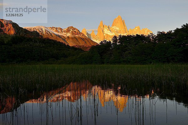 Bergkette mit Cerro Fitz Roy bei Sonnenaufgang  gespiegelt im Lago de Los Tres  Nationalpark Los Glaciares  El Chaltén  Provinz Santa Cruz  Patagonien  Argentinien  Südamerika