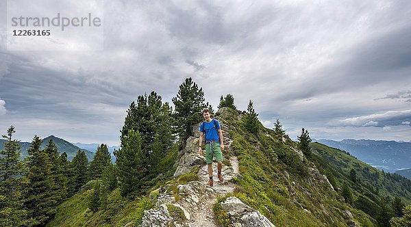 Wanderer auf dem Schladminger Höhenweg  Schladminger Tauern  Schladming  Steiermark  Österreich  Europa
