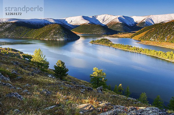 Shireet-See mit schneebedeckten Bergen  Mongolei  Asien