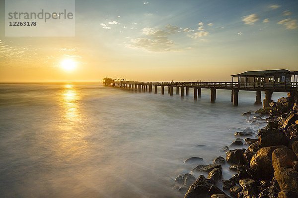 Pier bei Sonnenuntergang  Swakopmund  Erongo-Region  Namibia  Afrika