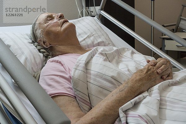Schlafende Seniorin mit Beatmungsschlauch im Bett im Krankenhaus  Deutschland  Europa