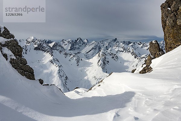 Gipfel der Freispitze und Holzgauer Wettterspitze mit Lechtaler Alpen im Winter  Lechtal  Tirol  Österreich  Europa