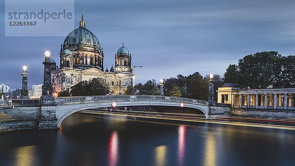 Berliner Dom auf der Spree mit vorbeifahrendem Ausflugsdampfer  Lichtspuren  Dämmerung  Berlin  Deutschland  Europa