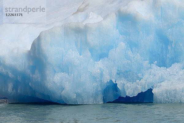 Eisberg auf dem Argentinischen See  Detail  Parque Nacional Los Glaciares  El Calafate  Provinz Santa Cruz  Patagonien  Argentinien  Südamerika