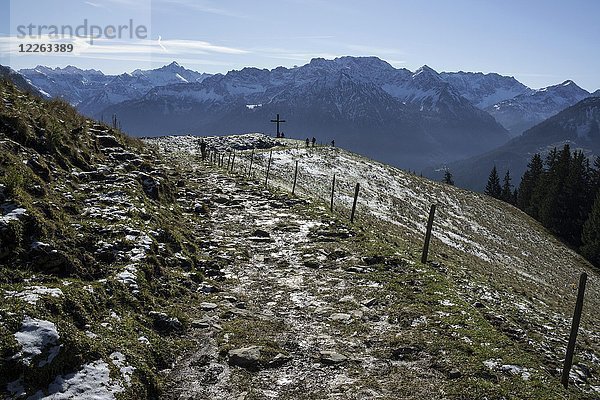 Wanderweg von der Hirschalpe zum Spieser  in den hinteren schneebedeckten Allgäuer Alpen  Oberjoch  Bad Hindelang  Allgäu  Bayern  Deutschland  Europa