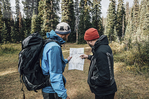 Kanada  British Columbia  Yoho Nationalpark  zwei Wanderer beim Kartenlesen am Mount Burgess