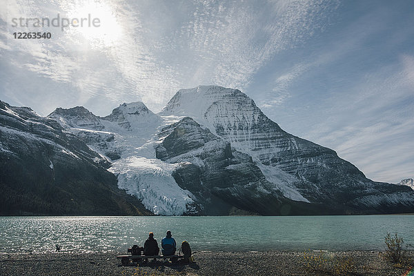 Kanada  British Columbia  Mount Robson Provincial Park  zwei Wanderer rasten am Berg Lake