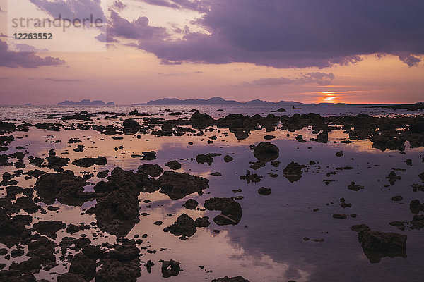 Thailand  Phi Phi Phi Inseln  Ko Phi Phi Phi  lila Sonnenuntergang am Strand