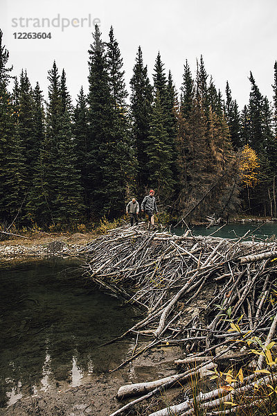 Kanada  British Columbia  zwei Männer auf dem Deich am Boya Lake