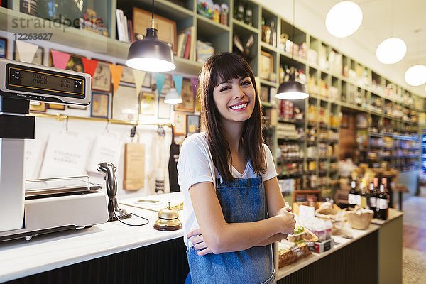 Porträt einer lächelnden Frau in einem Geschäft