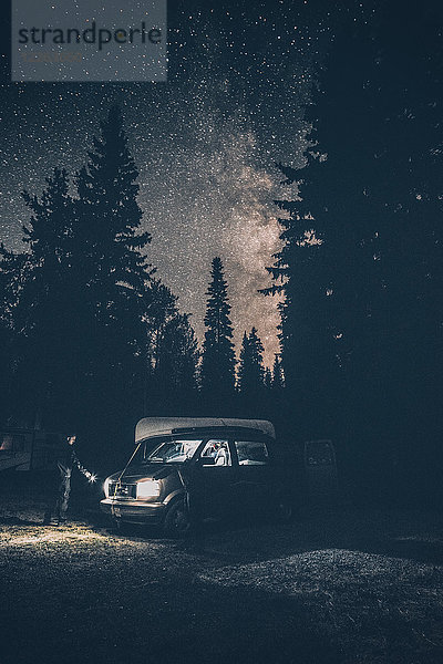 Kanada  British Columbia  Chilliwack  Mann mit Fackel im Minivan bei Nacht