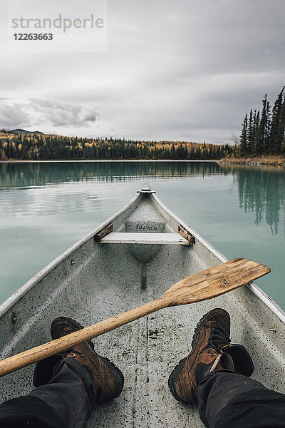 Kanada  British Columbia  Beine eines Mannes im Kanu auf dem Boya Lake