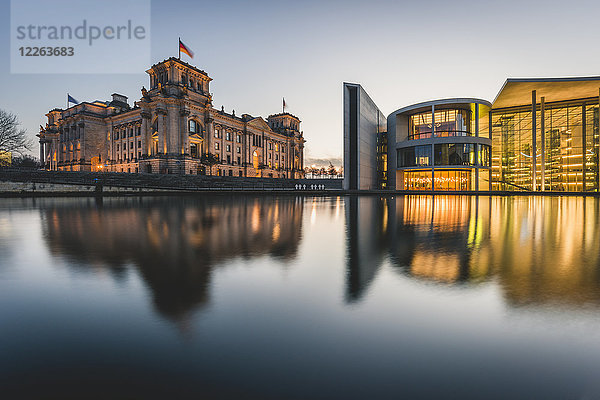 Deutschland  Berlin  Blick auf Reichstag und Paul-Loebe-Haus bei Sonnenuntergang