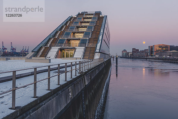 Deutschland  Hamburg  Dockland  modernes Bürogebäude bei Moonset