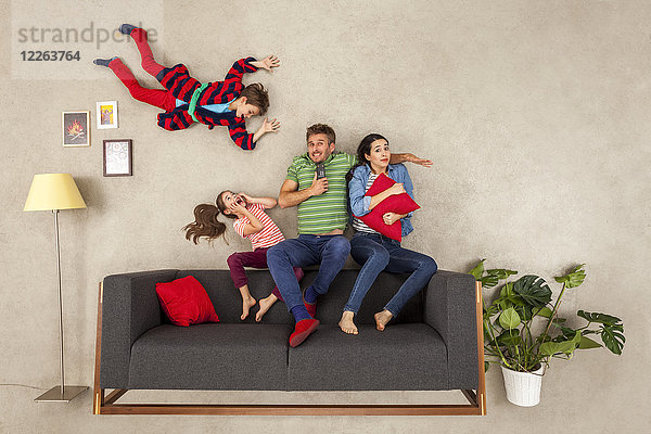 Familie mit zwei Kindern beim gemeinsamen Fernsehen
