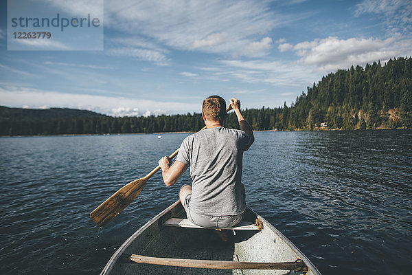 Kanada  British Columbia  Mann im Kanu auf dem Cultus Lake