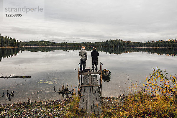 Kanada  British Columbia  zwei Männer am Blue Lake
