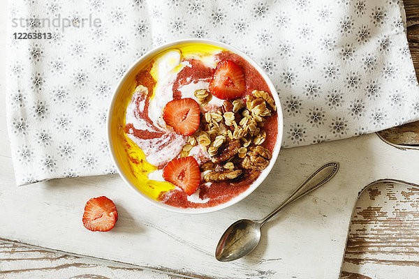 Frühstücksschale mit Erdbeere  Joghurt  Müsli und Leinöl