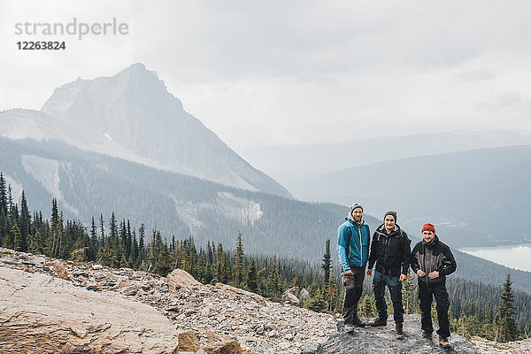 Kanada  British Columbia  Yoho Nationalpark  Portrait von drei Wanderern am Mount Burgess