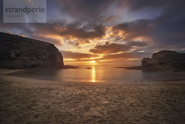 Spanien  Kanarische Inseln  Lanzarote  Sonnenuntergang am Strand von Papagayo
