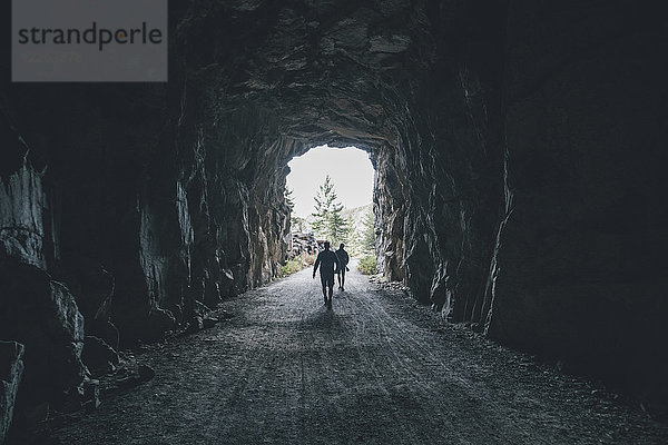 Kanada  British Columbia  Kelowna  Myra Canyon  Wanderer auf dem Kettle Valley Rail Trail durch einen Tunnel