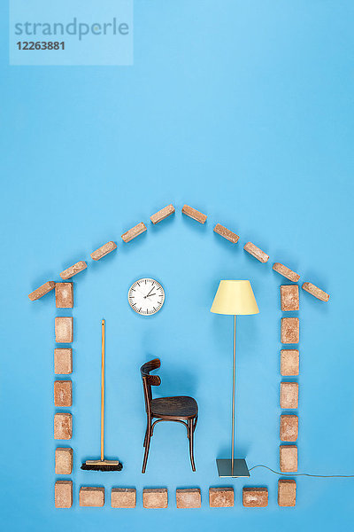 Einfaches Haus mit Stuhl  Uhr und Stehleuchte