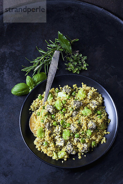 Schale mit Quinoa-Salat mit Saubohnen  Erbsen und Feta