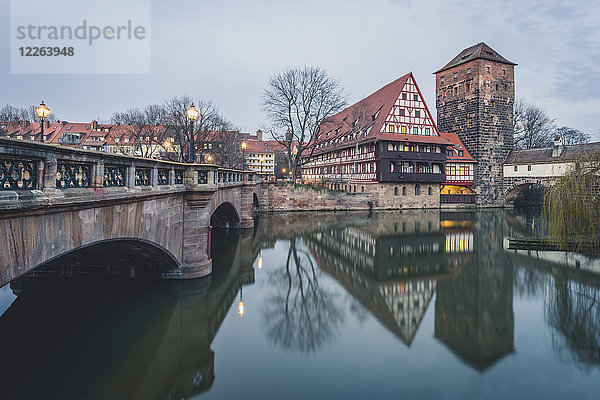 Deutschland  Bayern  Nürnberg  Blick von der Maxbrücke auf Weinstadel und Henkerhaus
