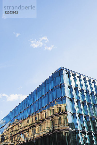 Deutschland  Berlin  Glasfassade eines modernen Gebäudes mit historischer Architektur