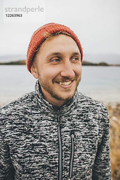Kanada  British Columbia  Porträt eines lächelnden Mannes am Boya Lake