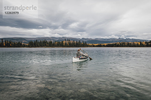 Kanada  British Columbia  Mann im Kanu auf dem Boya Lake