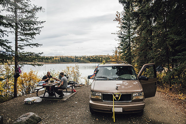 Kanada  British Columbia  Freunde mit Minivan am Boya Lake