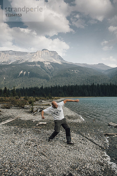 Kanada  British Columbia  Yoho National Park  Mann springt Steine am Emerald Lake