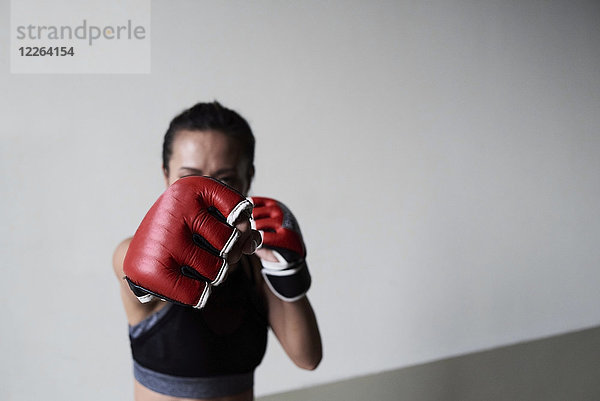 Boxhandschuh einer Boxerin beim Training