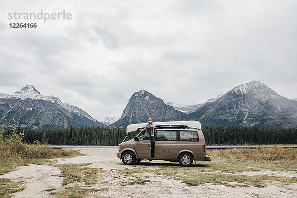 Kanada  Alberta  Banff National Park  Mann mit Minivan am Icefields Parkway