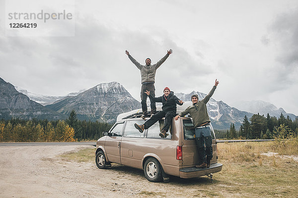 Kanada  Alberta  Banff National Park  glückliche Freunde mit Minivan am Icefields Parkway