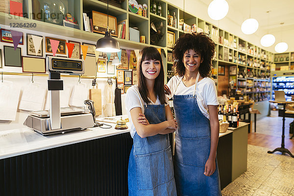 Porträt von zwei lächelnden Frauen in einem Geschäft