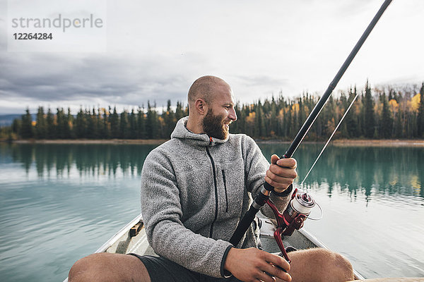 Kanada  British Columbia  Mann beim Kanufischen auf dem Boya Lake