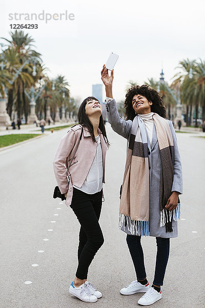 Spanien  Barcelona  zwei glückliche Frauen auf der Promenade
