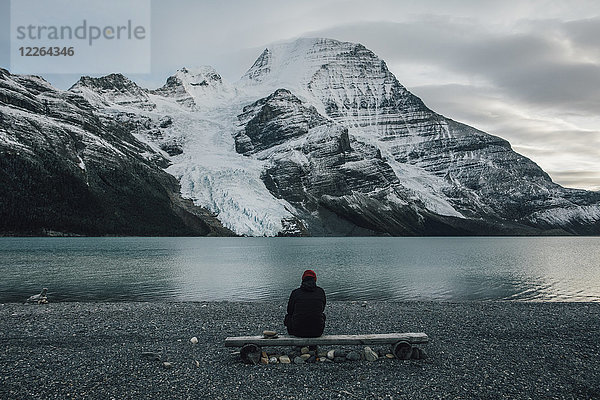 Kanada  British Columbia  Mount Robson Provincial Park  Mann sitzt am Berg Lake