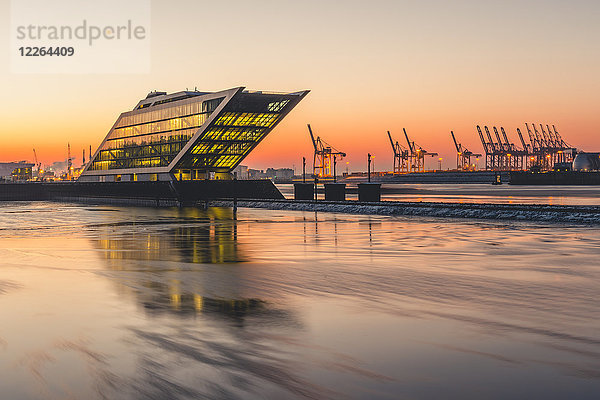 Deutschland  Hamburg  Dockland  modernes Bürogebäude bei Sonnenaufgang