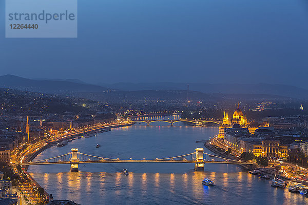 Ungarn  Budapest  Buda und Pest  Donau  Kettenbrücke  Elisabethbrücke und Parlamentsgebäude  Blaue Stunde