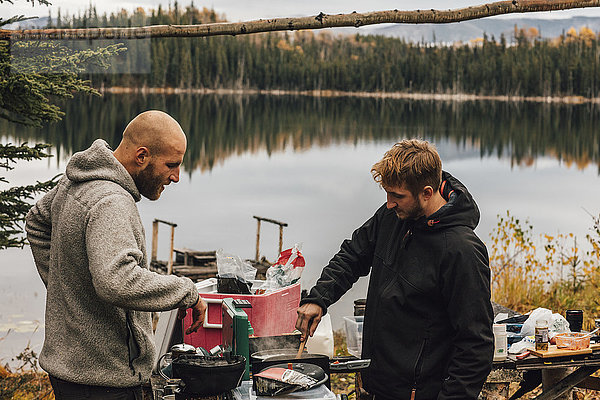 Kanada  British Columbia  zwei Männer beim Kochen am Blue Lake
