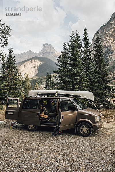 Kanada  British Columbia  Yoho Nationalpark  Rocky Mountains  Van mit Kajak